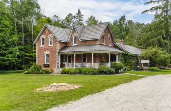 3744 Flos Road 4 West, Springwater